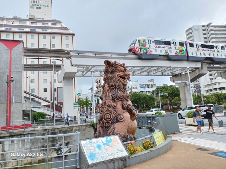 大(うふ)シーサーとモノレールの安全コラボ